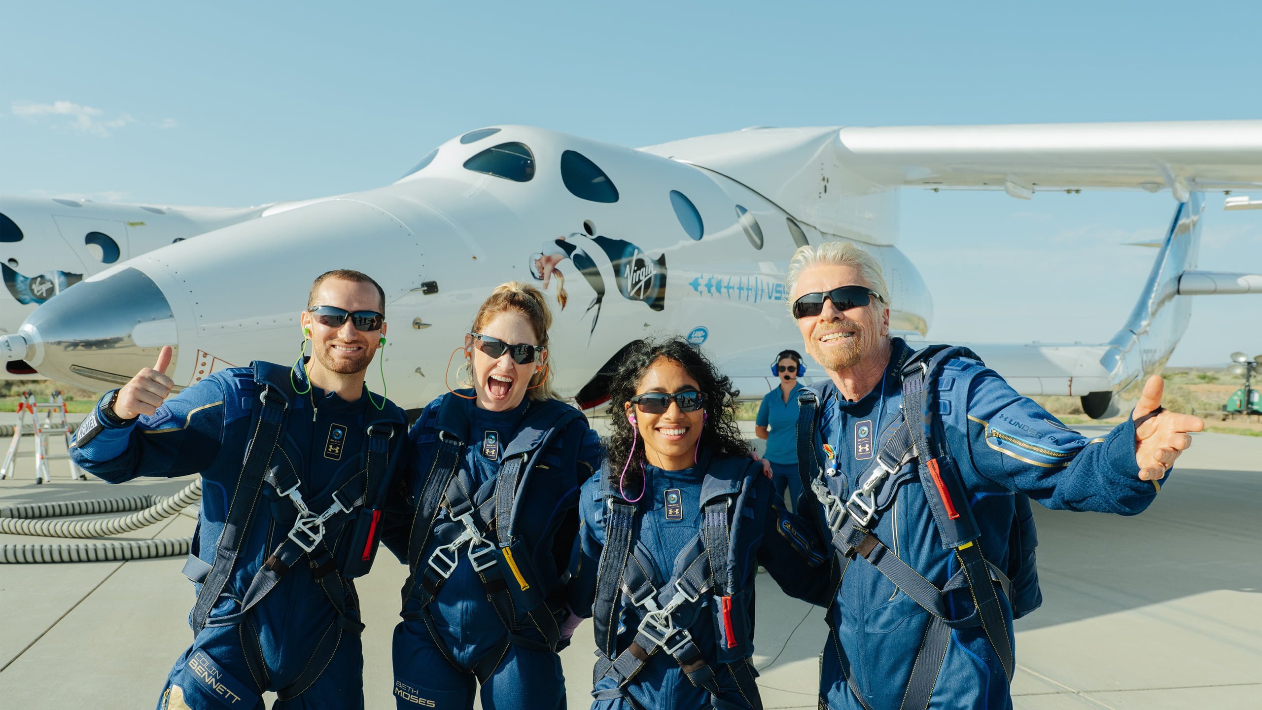 Richard Branson maakt succesvolle ruimtevlucht 7