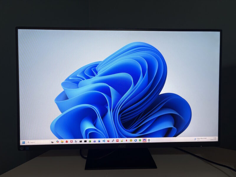 AOC 27E4u is een goede keus voor een zakelijke thuis monitor 1